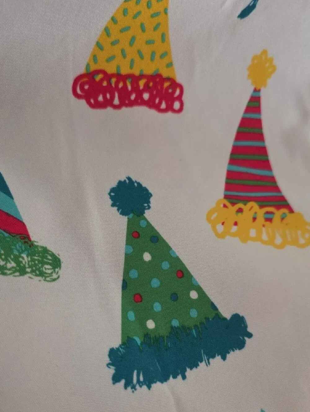 Isaac Mizrahi White Tablecloth & Placemats with Multicolor Party Hats